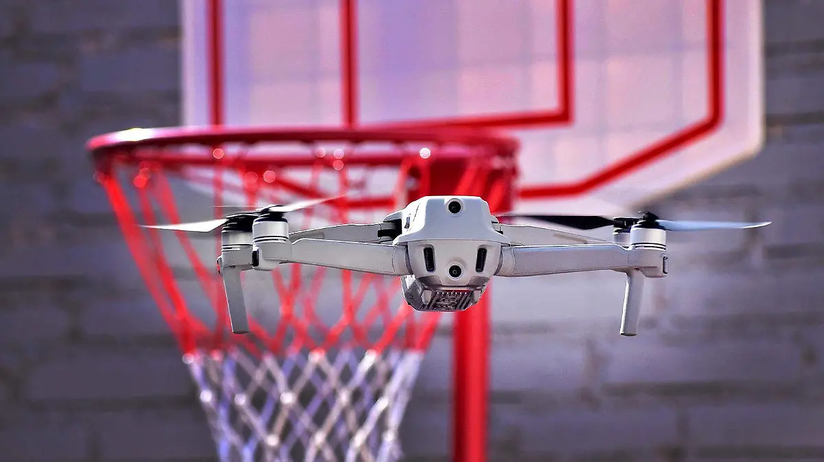 drone vuela cerca de una canasta de basquetbol